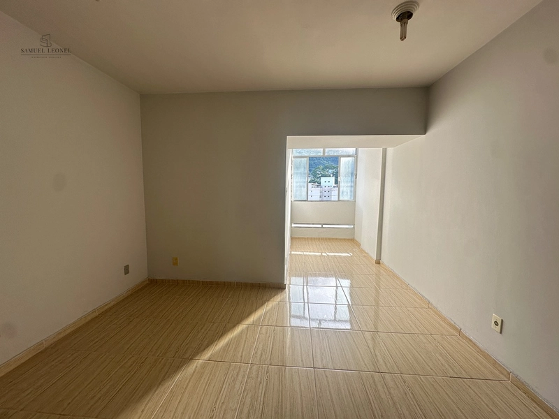 Apartamento de dois dormitórios e dois banheiros para venda no centro de Juiz de Fora com elevador e portaria 24h: 2ª foto da galeria de imagens do imóvel