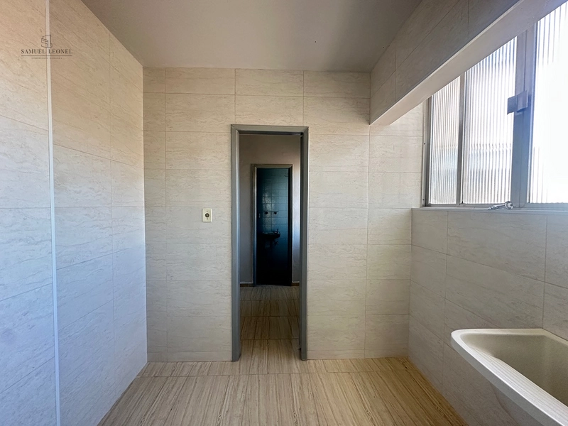 Apartamento de dois dormitórios e dois banheiros para venda no centro de Juiz de Fora com elevador e portaria 24h: 7ª foto da galeria de imagens do imóvel