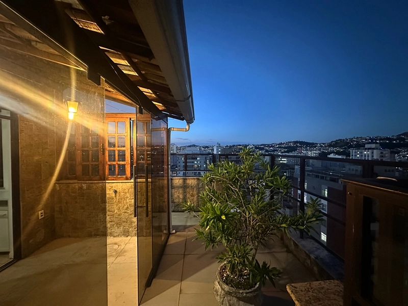 Cobertura duplex com todos móveis planejados e varanda gourmet com churrasqueira para venda no centro de Juiz de Fora : 2ª foto da galeria de imagens do imóvel