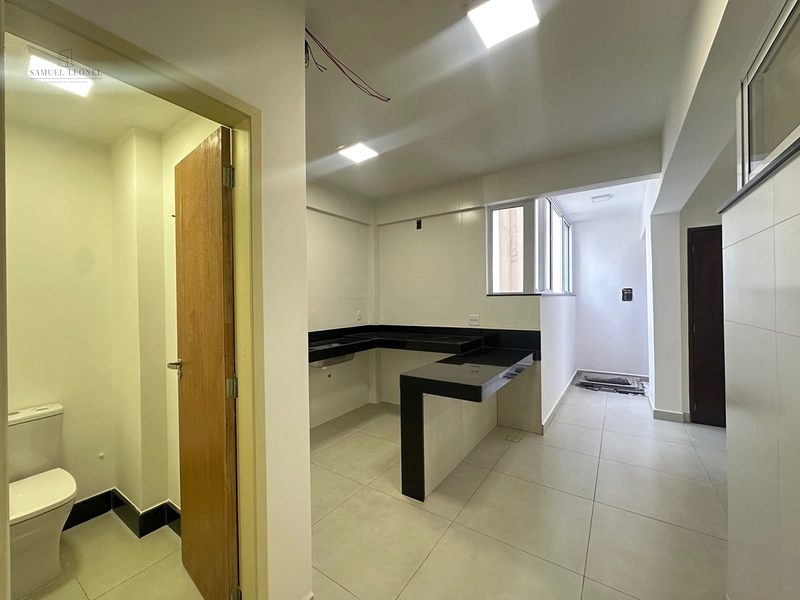 Apartamento de três quartos com dois banheiros todo reformado a venda na rua Santo Antônio Juiz de Fora MG: 4ª foto da galeria de imagens do imóvel