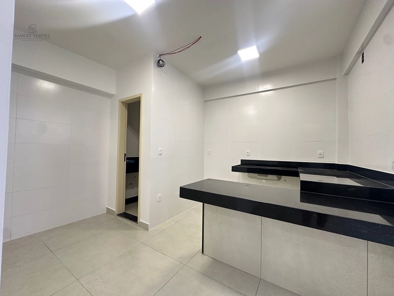 Apartamento de três quartos com dois banheiros todo reformado a venda na rua Santo Antônio Juiz de Fora MG: 3ª foto da galeria de imagens do imóvel