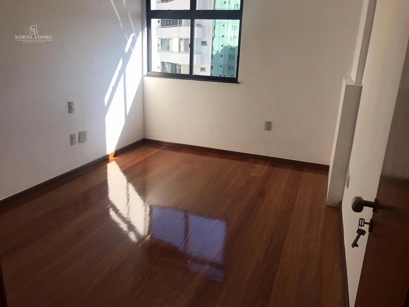Apartamento de três quartos sendo um suíte com duas vagas de garagem à venda na rua Antônio Carlos Centro de Juiz de Fora Por 899.000,00: 4ª foto da galeria de imagens do imóvel