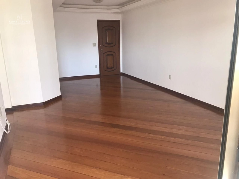 Apartamento de três quartos sendo um suíte com duas vagas de garagem à venda na rua Antônio Carlos Centro de Juiz de Fora Por 899.000,00: 2ª foto da galeria de imagens do imóvel