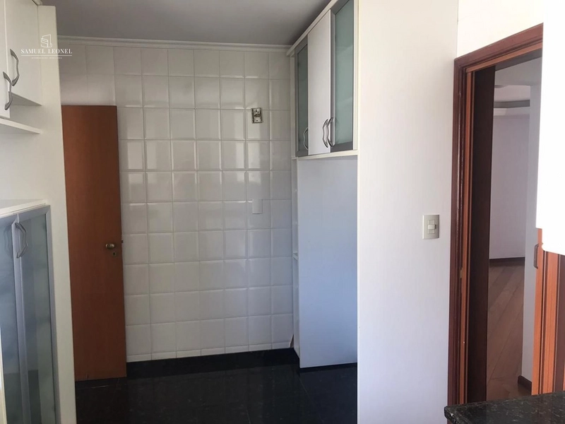 Apartamento de três quartos sendo um suíte com duas vagas de garagem à venda na rua Antônio Carlos Centro de Juiz de Fora Por 899.000,00: 8ª foto da galeria de imagens do imóvel