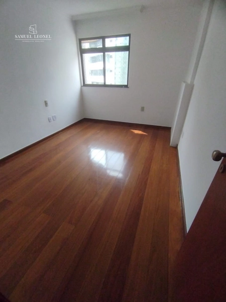 Apartamento de três quartos sendo um suíte com duas vagas de garagem à venda na rua Antônio Carlos Centro de Juiz de Fora Por 899.000,00: 10ª foto da galeria de imagens do imóvel