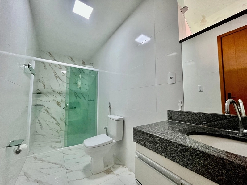 Casa moderna com vista definitiva para o lago no Granjeamento Portal do Sol | Chácara/MG: 3ª foto da galeria de imagens do imóvel