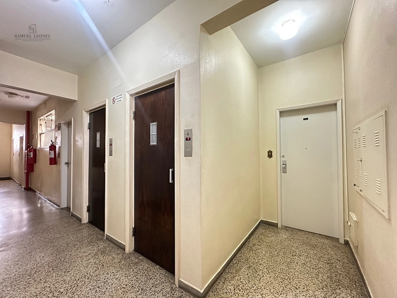 Apartamento de dois quartos reformado, com elevador, no calçadão da rua Halfed centro de Juiz de Fora: 3ª foto da galeria de imagens do imóvel