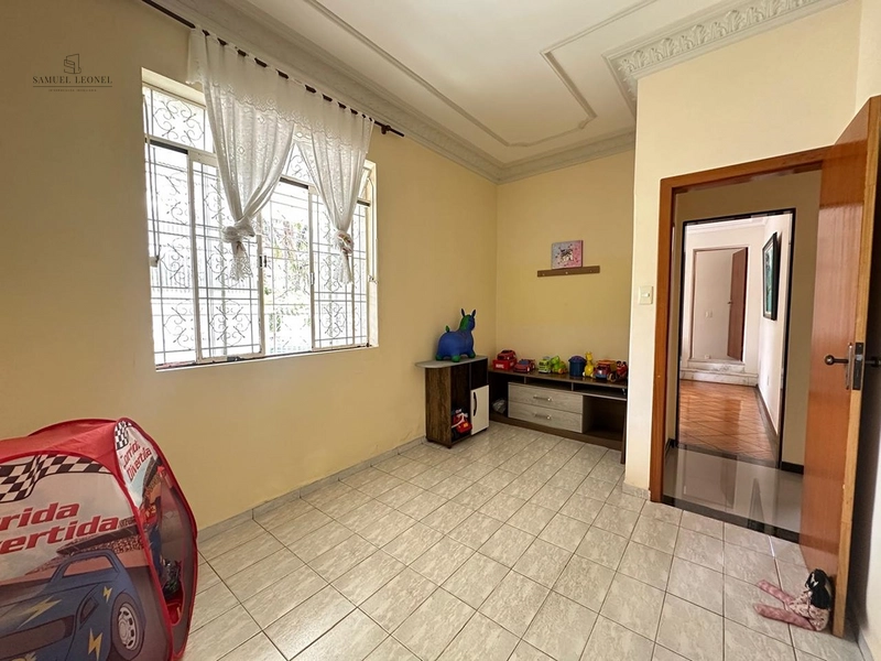 Casa linear com piscina de 4 quartos sendo dois suítes com três vagas para venda no Bairu por 950.000,00: 7ª foto da galeria de imagens do imóvel