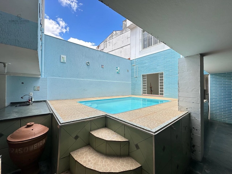 Casa linear com piscina de 4 quartos sendo dois suítes com três vagas para venda no Bairu por 950.000,00: 22ª foto da galeria de imagens do imóvel