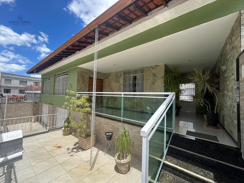 Casa linear com piscina de 4 quartos sendo dois suítes com três vagas para venda no Bairu por 950.000,00: 1ª foto da galeria de imagens do imóvel