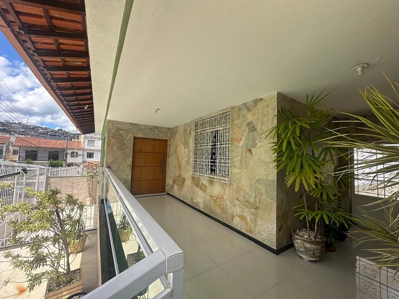 Casa linear com piscina de 4 quartos sendo dois suítes com três vagas para venda no Bairu por 950.000,00: 2ª foto da galeria de imagens do imóvel