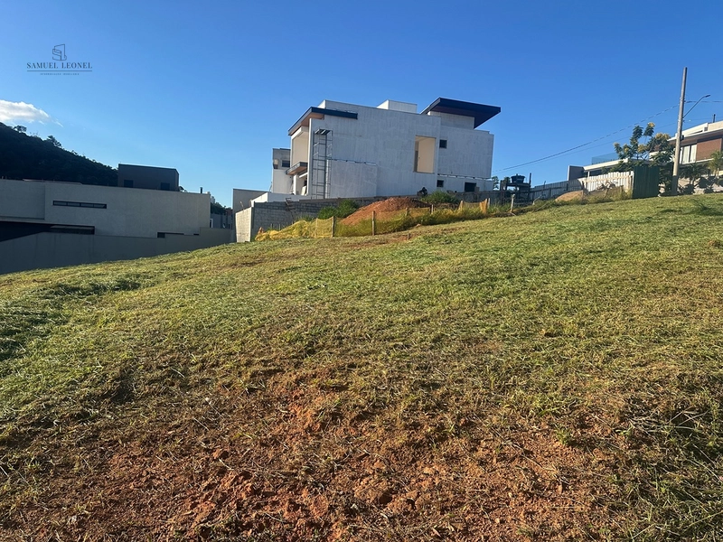 Lotes de esquina com leve declive ou aclive a depender de qual das três ruas faça o acesso da casa no condomínio fechado estrela alta para venda por 450.000,00: 3ª foto da galeria de imagens do imóvel