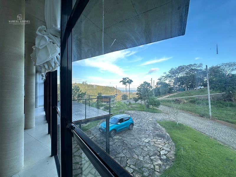 Casa em condomínio fechado com 4 quartos sendo 2 suítes pra venda por 1.300.000,00: 3ª foto da galeria de imagens do imóvel