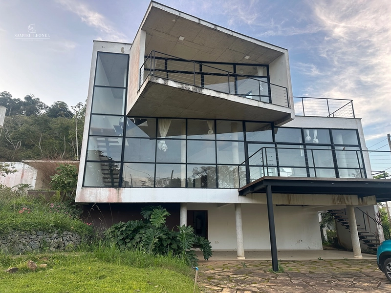 Casa em condomínio fechado com 4 quartos sendo 2 suítes pra venda por 1.300.000,00: 2ª foto da galeria de imagens do imóvel