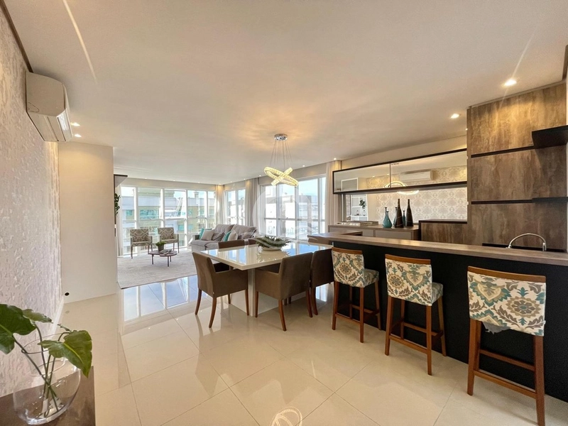 Amplo apartamento frente avenida e com vista eterna para o mar: 4ª foto da galeria de imagens do imóvel