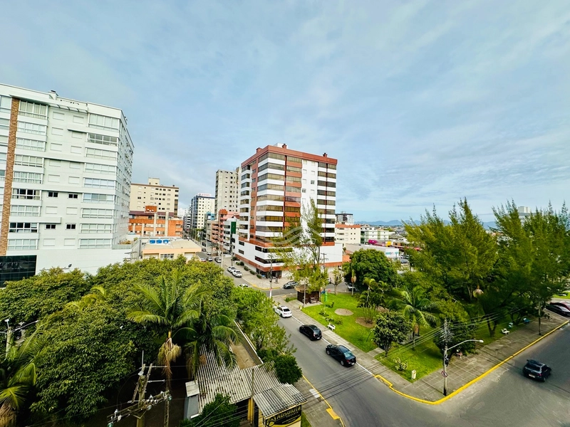 De frente para a praça Flávio Boianovski: 6ª foto da galeria de imagens do imóvel