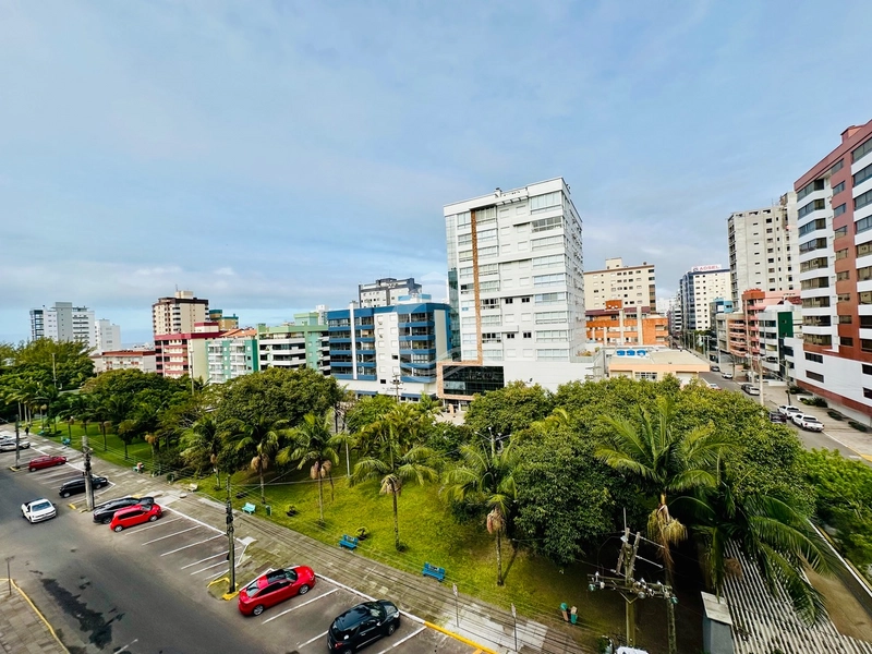 De frente para a praça Flávio Boianovski: 7ª foto da galeria de imagens do imóvel