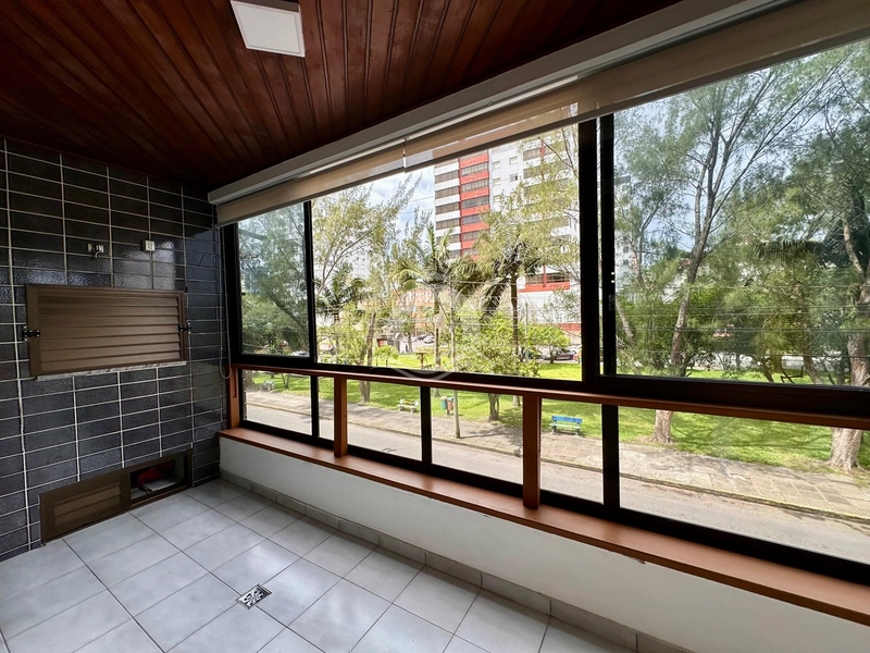 Apartamento 2 quartos mobiliado frente praça Capão da Canoa: 2ª foto da galeria de imagens do imóvel