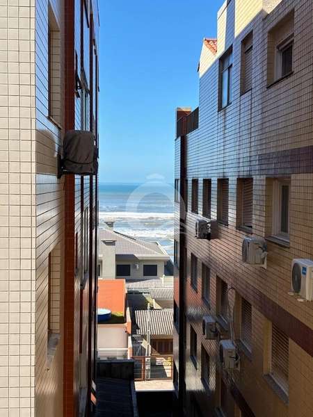 Apartamento a venda, 1 quadra do mar, 2 dormitórios mobiliado: 2ª foto da galeria de imagens do imóvel