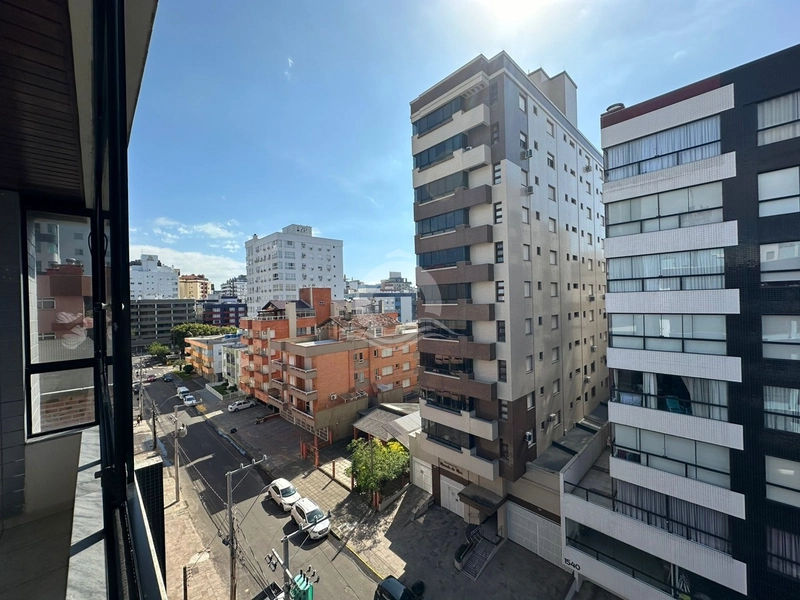 Ampla sacada de frente com churrasqueira no centro de Capão da Canoa: 7ª foto da galeria de imagens do imóvel