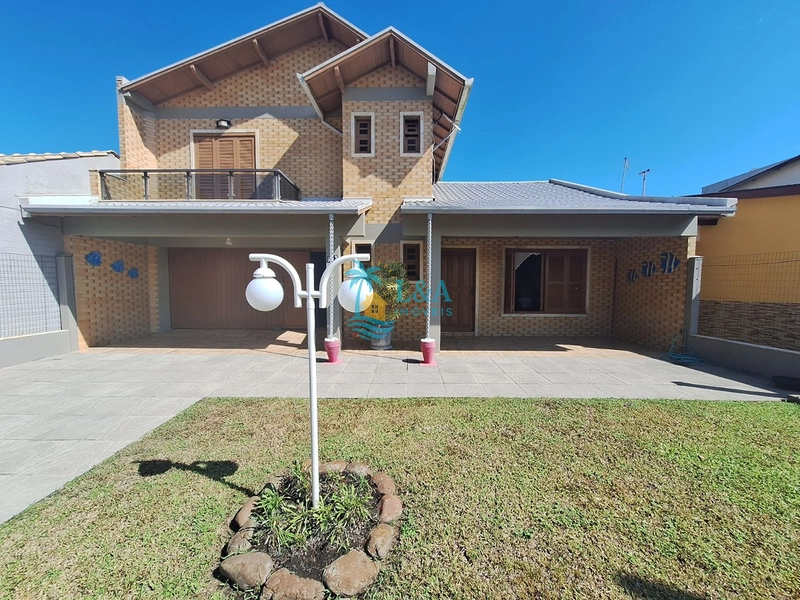 Sobrado mobiliado com 3 dormitórios e terreno com duas frentes: 1ª foto da galeria de imagens do imóvel