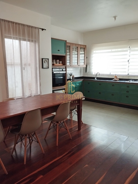 Casa Térrea de Alto Padrão com 3 Dormitórios e Amplo Terreno no Centro de Antônio Carlos/SC: 8ª foto da galeria de imagens do imóvel