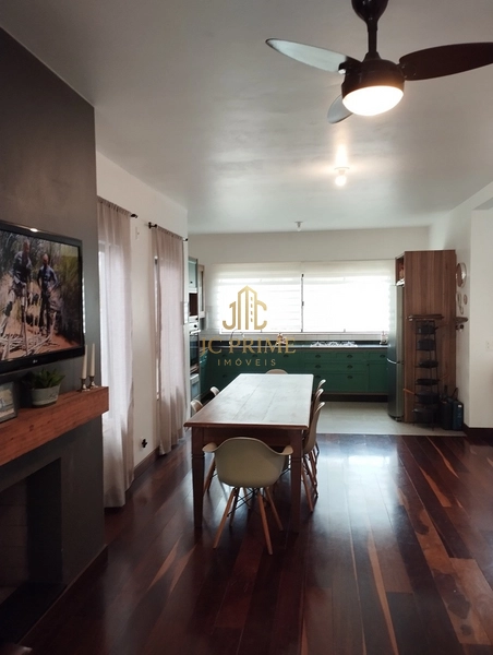 Casa Térrea de Alto Padrão com 3 Dormitórios e Amplo Terreno no Centro de Antônio Carlos/SC: 7ª foto da galeria de imagens do imóvel