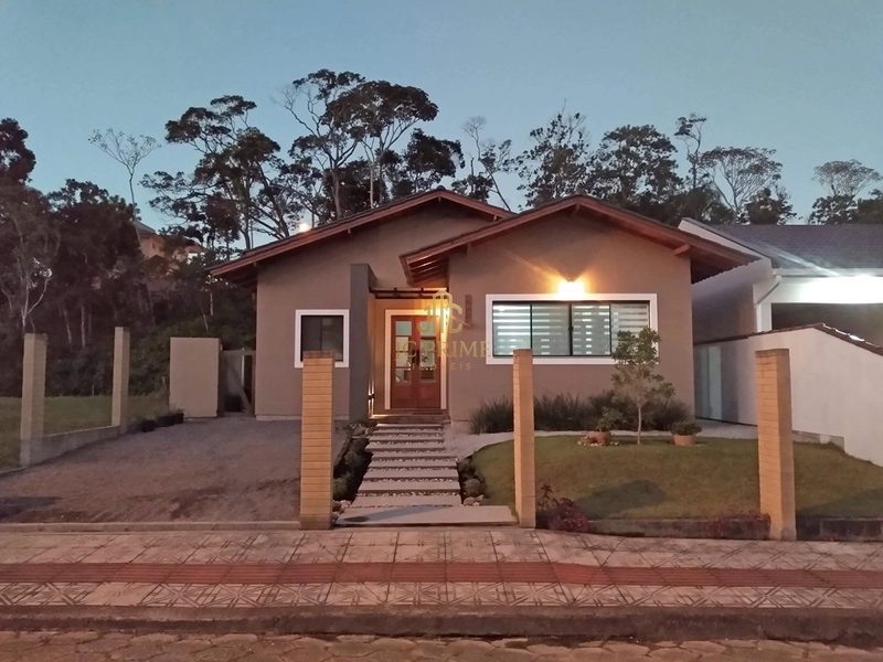 Casa Térrea de Alto Padrão com 3 Dormitórios e Amplo Terreno no Centro de Antônio Carlos/SC: 1ª foto da galeria de imagens do imóvel