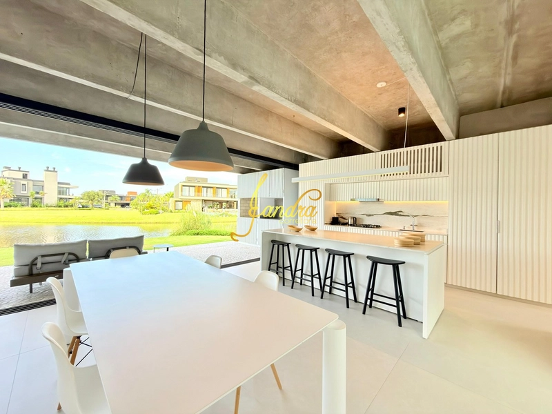 Sobrado Beira lago, com 244m2: 1ª foto da galeria de imagens do imóvel