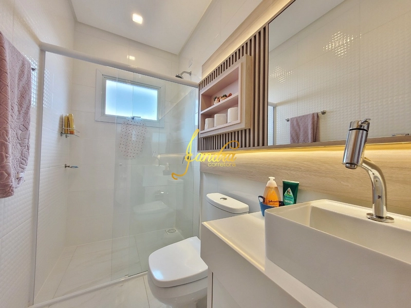 Casa térrea no Enseada com piscina aquecida e 4 suítes: 2ª foto da galeria de imagens do imóvel