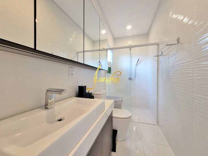 Casa térrea no Enseada com piscina aquecida e 4 suítes: 1ª foto da galeria de imagens do imóvel