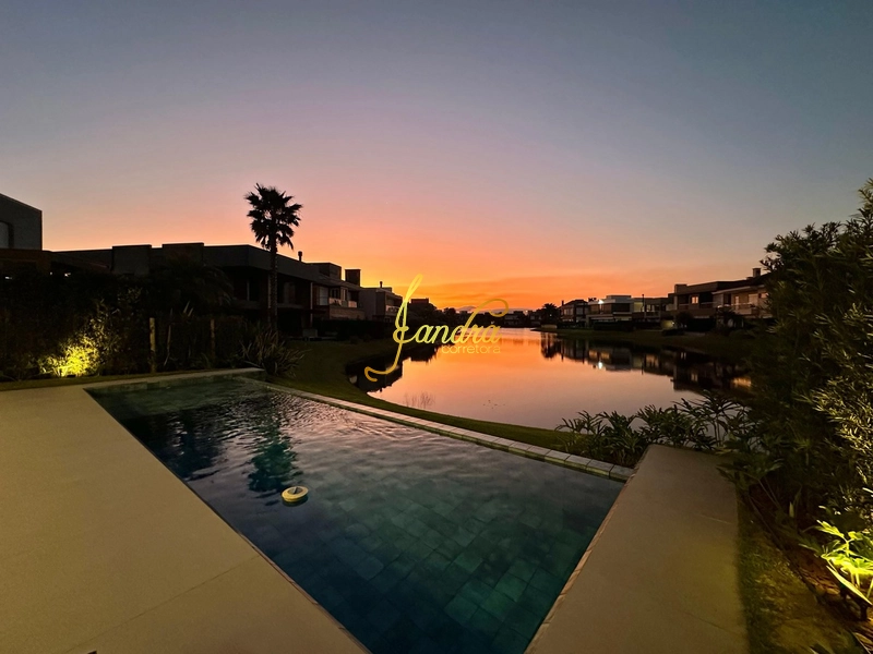 Sobrado Beira Lago,  mobiliado e decorado com 05 suítes e piscina: 27ª foto da galeria de imagens do imóvel