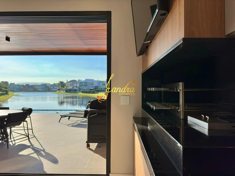 Sobrado Beira Lago,  mobiliado e decorado com 05 suítes e piscina: 21ª foto da galeria de imagens do imóvel
