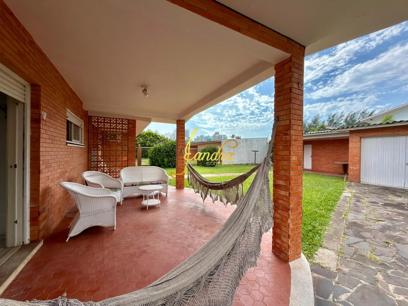 Casa perto do mar e do centrinho de Atlântida,  com dois lotes: 3ª foto da galeria de imagens do imóvel
