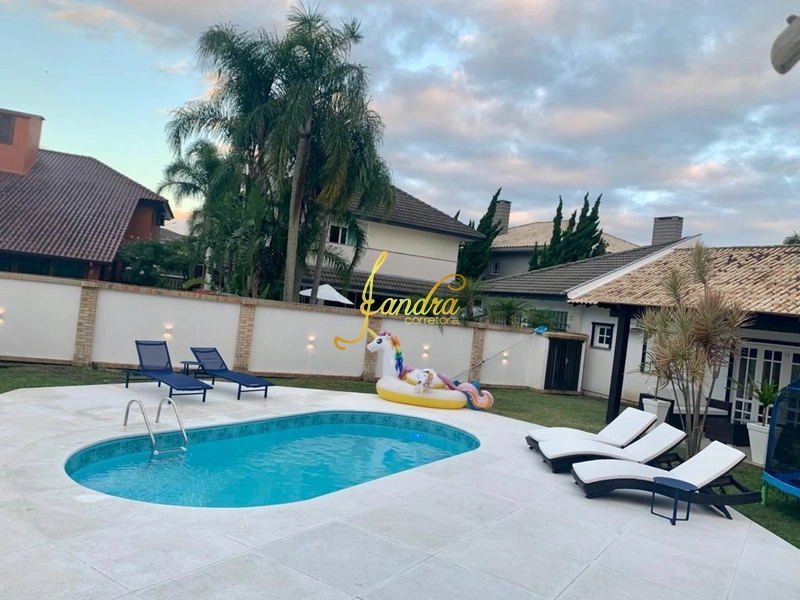 Casa em condomínio com dois terrenos e meio, piscina: 1ª foto da galeria de imagens do imóvel