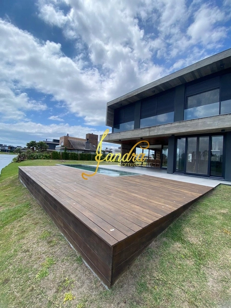 Sobrado com piscina, 06 suítes, mobiliado e decorado: 3ª foto da galeria de imagens do imóvel