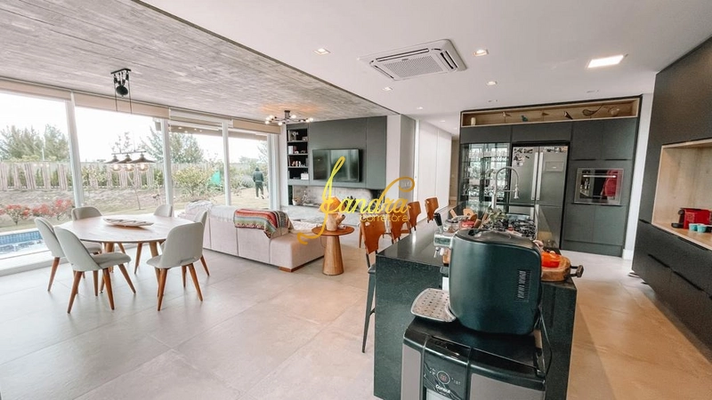Casa térrea com 3 suítes e beira lago com piscina: 2ª foto da galeria de imagens do imóvel