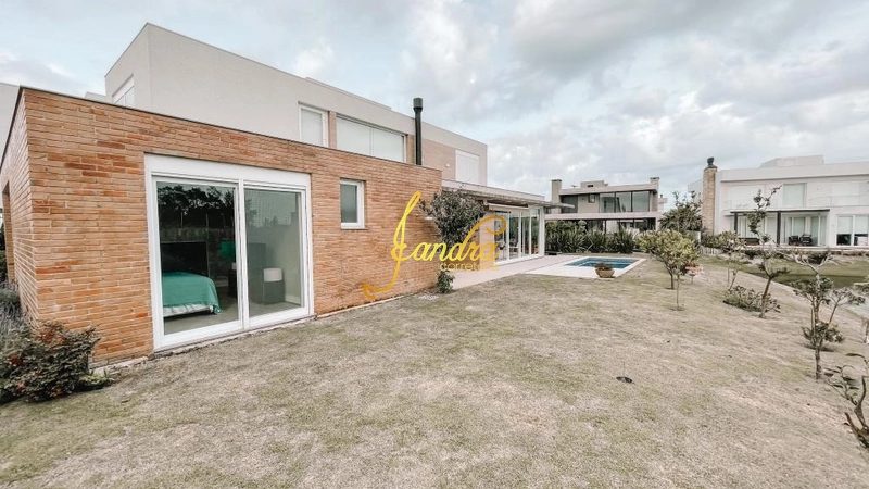 Casa térrea com 3 suítes e beira lago com piscina: 3ª foto da galeria de imagens do imóvel