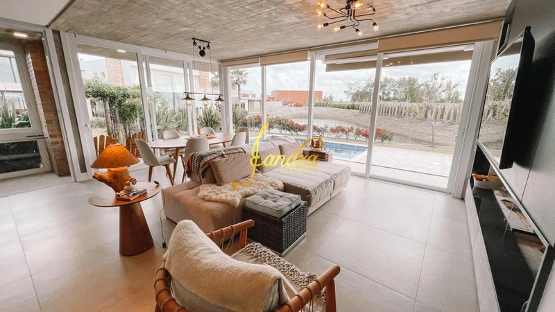Casa térrea com 3 suítes e beira lago com piscina: 8ª foto da galeria de imagens do imóvel
