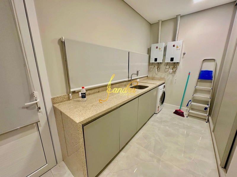 Sobrado mobiliado e decorado com 05 suítes e piscina em concreto: 27ª foto da galeria de imagens do imóvel