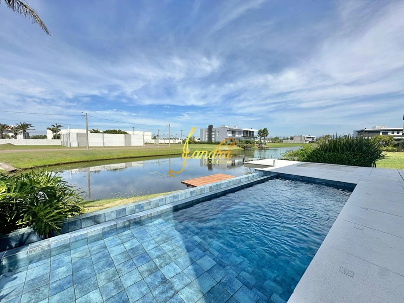 Sobrado mobiliado e decorado com 05 suítes e piscina em concreto: 3ª foto da galeria de imagens do imóvel