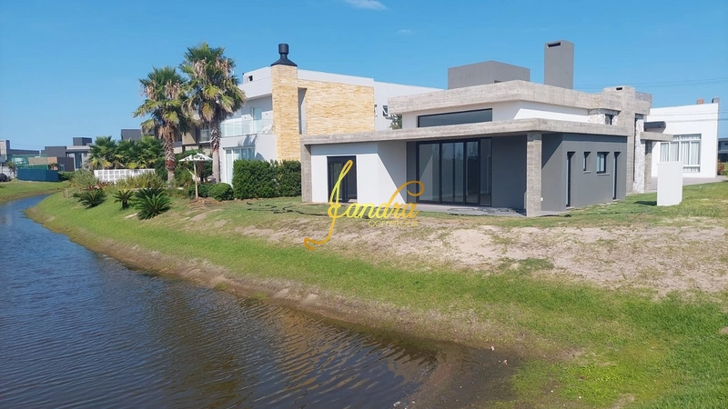 Casa térrea com 4 suítes e beira de lago: 8ª foto da galeria de imagens do imóvel