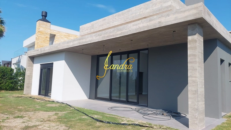Casa térrea com 4 suítes e beira de lago: 2ª foto da galeria de imagens do imóvel