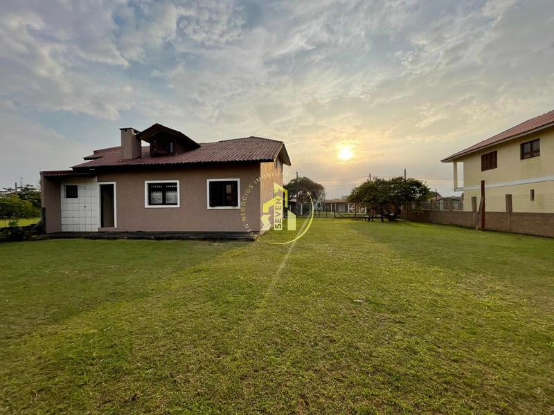 Casa Ampla e Bem Localizada – 3 Quadras do Mar: 2ª foto da galeria de imagens do imóvel