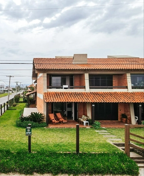 Belíssimo duplex na Beira Mar de  Xangri-lá, composto por 2 dormitório: 1ª foto da galeria de imagens do imóvel