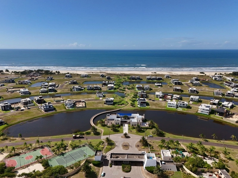 CASA À VENDA A BEIRA LAGO EM CONDOMÍNIO FECHADO: 18ª foto da galeria de imagens do imóvel