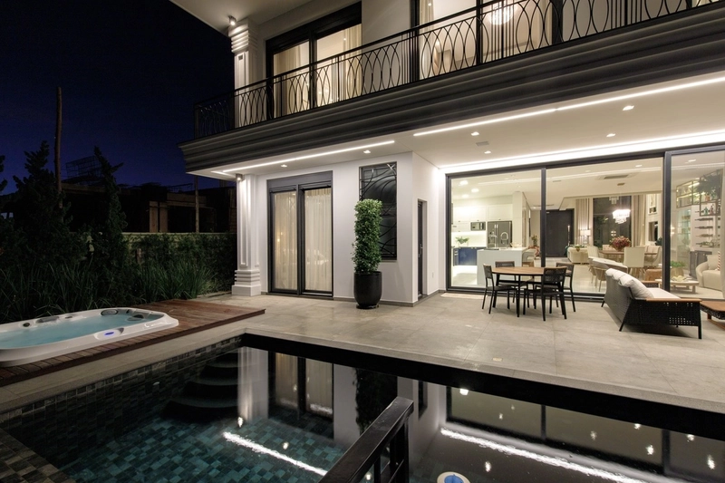 BELISSIMA MANSÃO NEOCLÁSSICA BEIRA LAGO NO CONDOMINIO SENSE: 3ª foto da galeria de imagens do imóvel