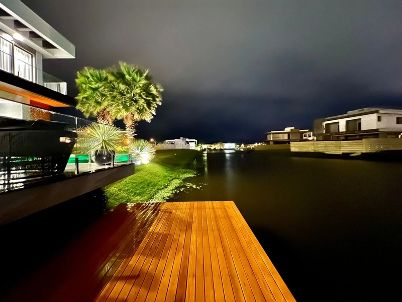 MANSÃO À BEIRA LAGO: 3ª foto da galeria de imagens do imóvel