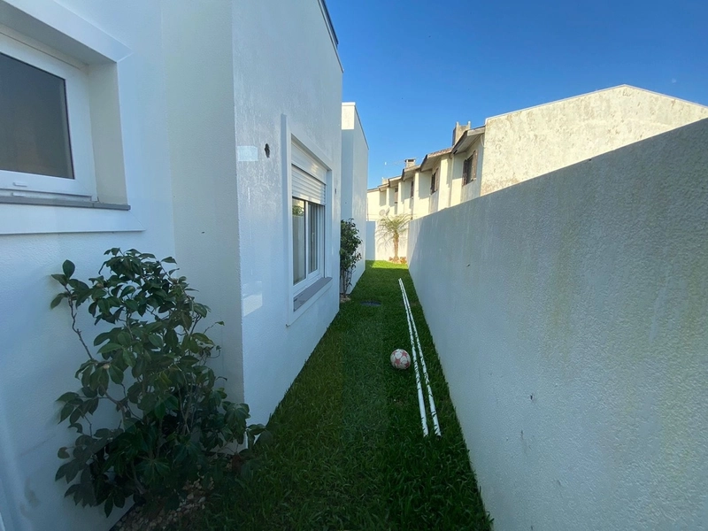 CASA GEMINADA COM ARQUITETURA MODERNA: 3ª foto da galeria de imagens do imóvel