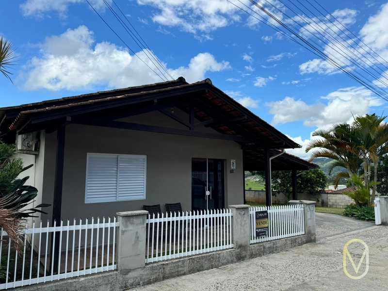 Casa de 2 dormitórios á Venda em Armazém-SC: 2ª foto da galeria de imagens do imóvel